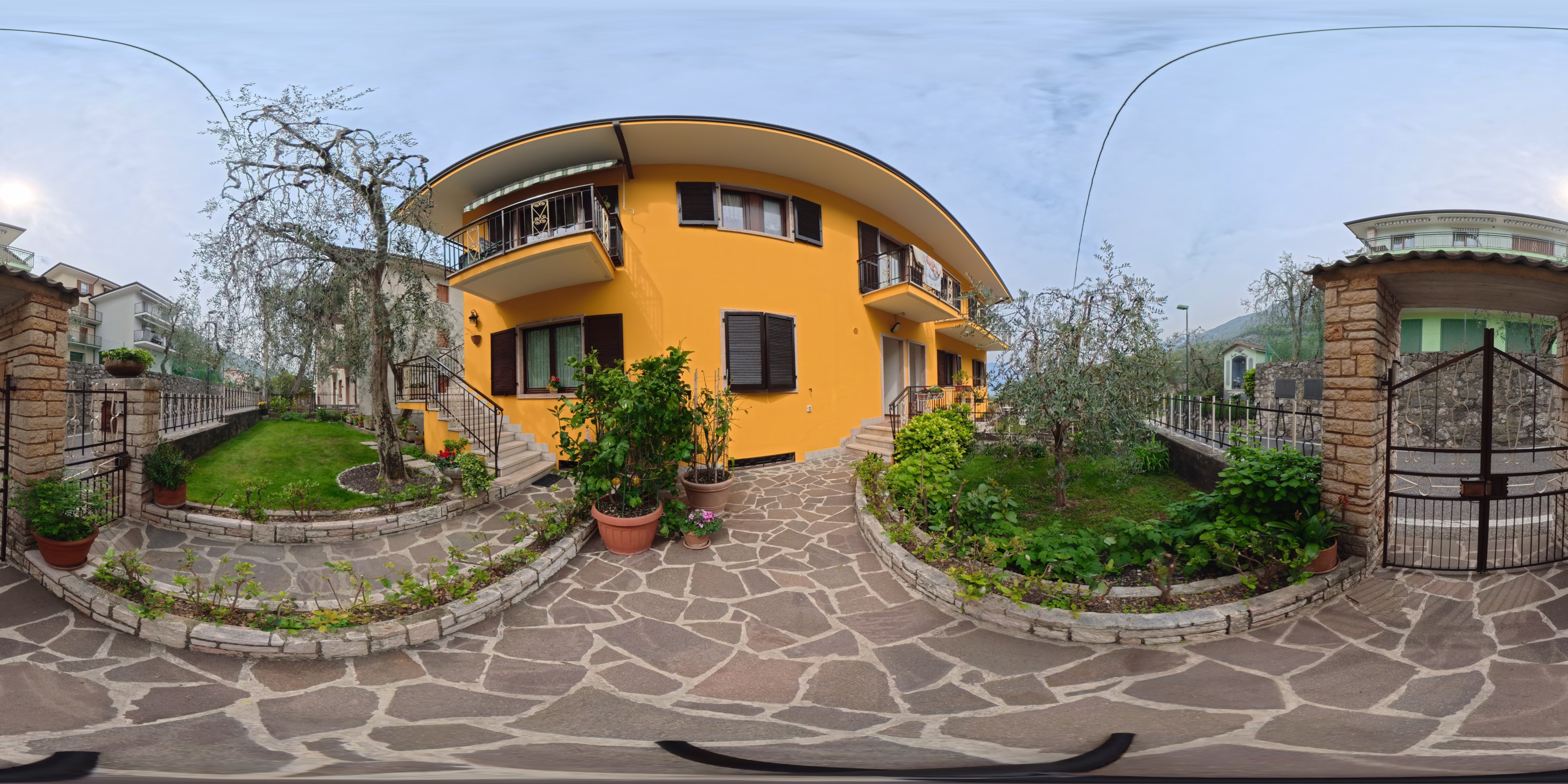 Cancello e parcheggio di Casa Ester